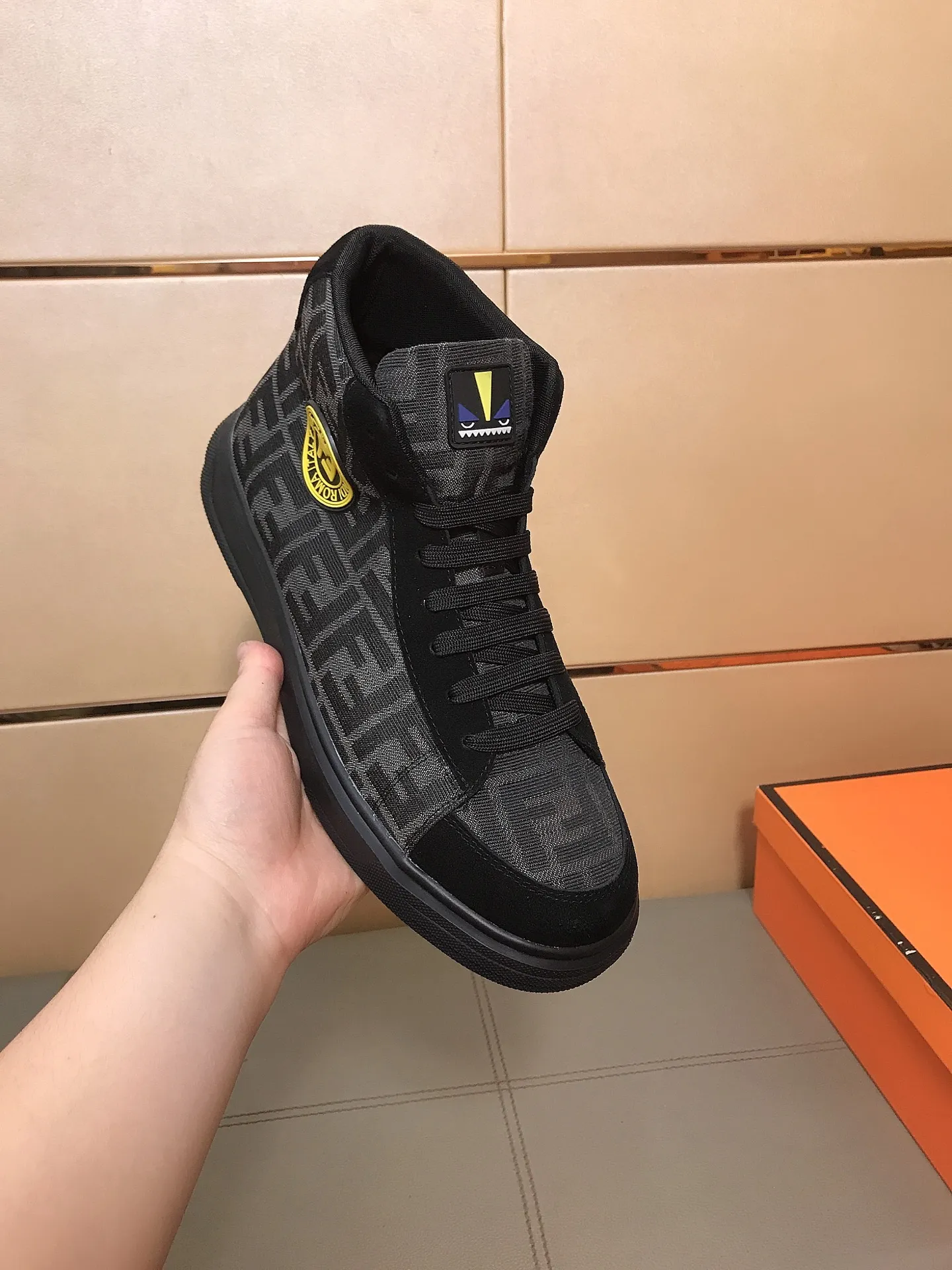 Men's shoes 240 🥾🥾↔️↔️[fendi] Fendi classic and comfortable men's high-top casual shoes, the upper is made of nubuck leather with brand printed fabrics, sheepskin feet, and rubber wear-resistant outsole. This unique style is suitable for all seasons, casual and refined sensibility, comfortable and natural on the feet. It is an everyday style for casual travel in autumn and winter! Code number: 38-44